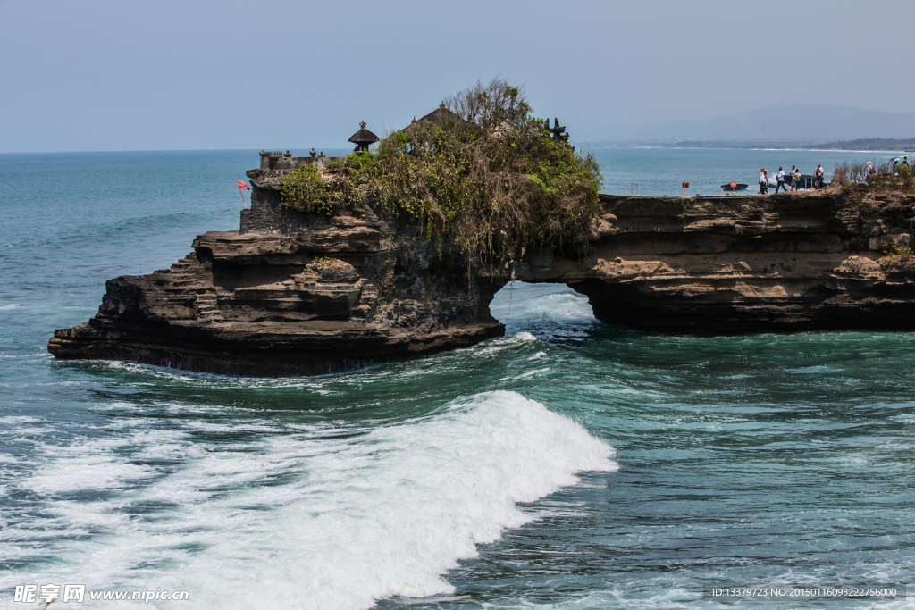 巴厘岛汹涌的海潮