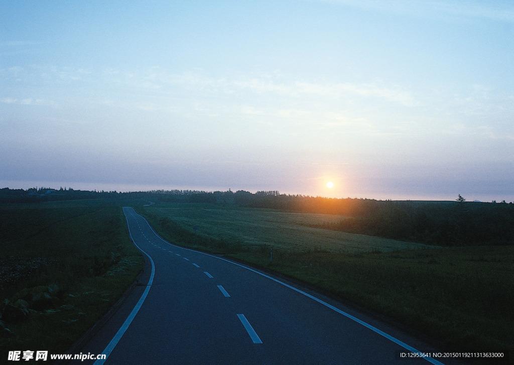 夕阳下的公路图片
