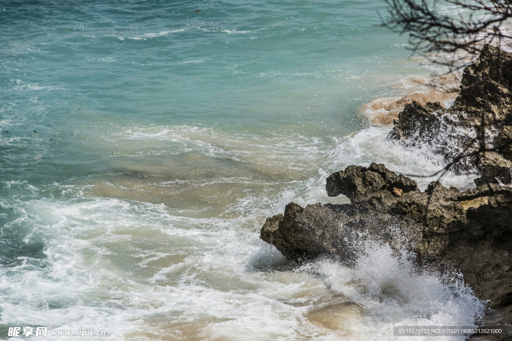 巴厘岛海岸的浪花