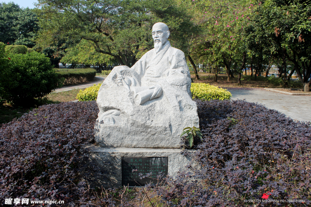 屈大均雕像