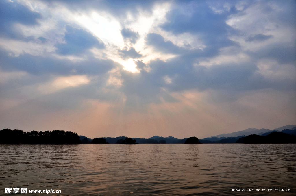 云霞千岛湖