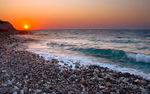 夕阳碎石海滩