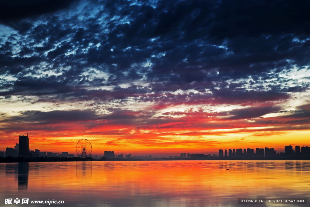 泸沽湖夕阳