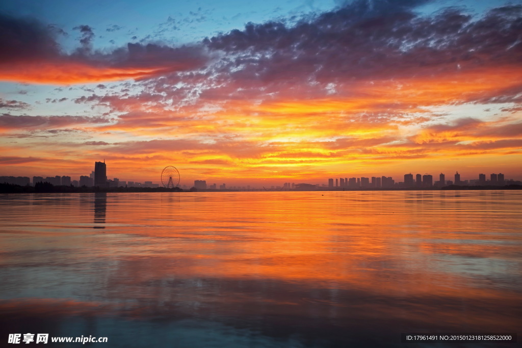 泸沽湖夕阳