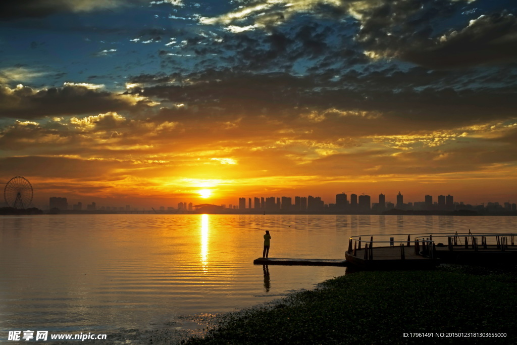 泸沽湖夕阳