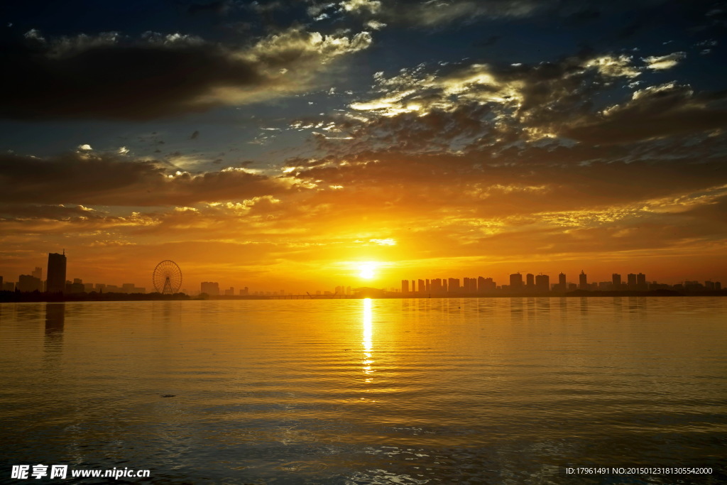 泸沽湖夕阳