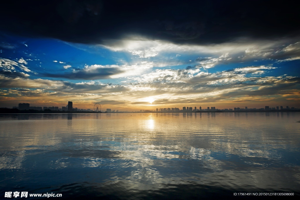 泸沽湖夕阳