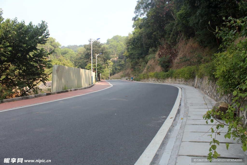 郊外山路