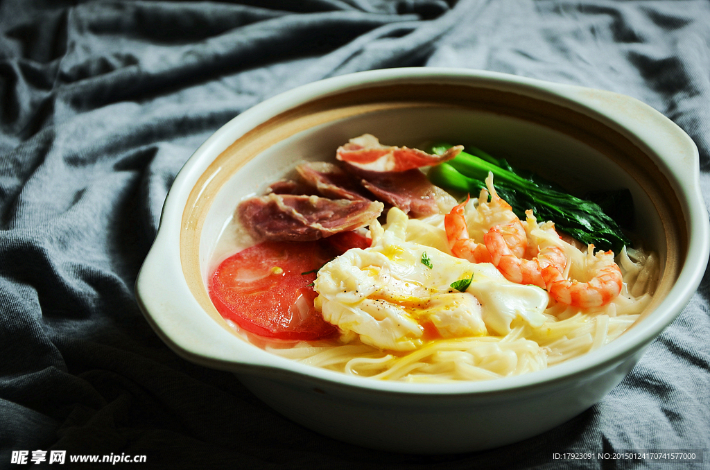 香肠虾仁青菜鸡蛋面