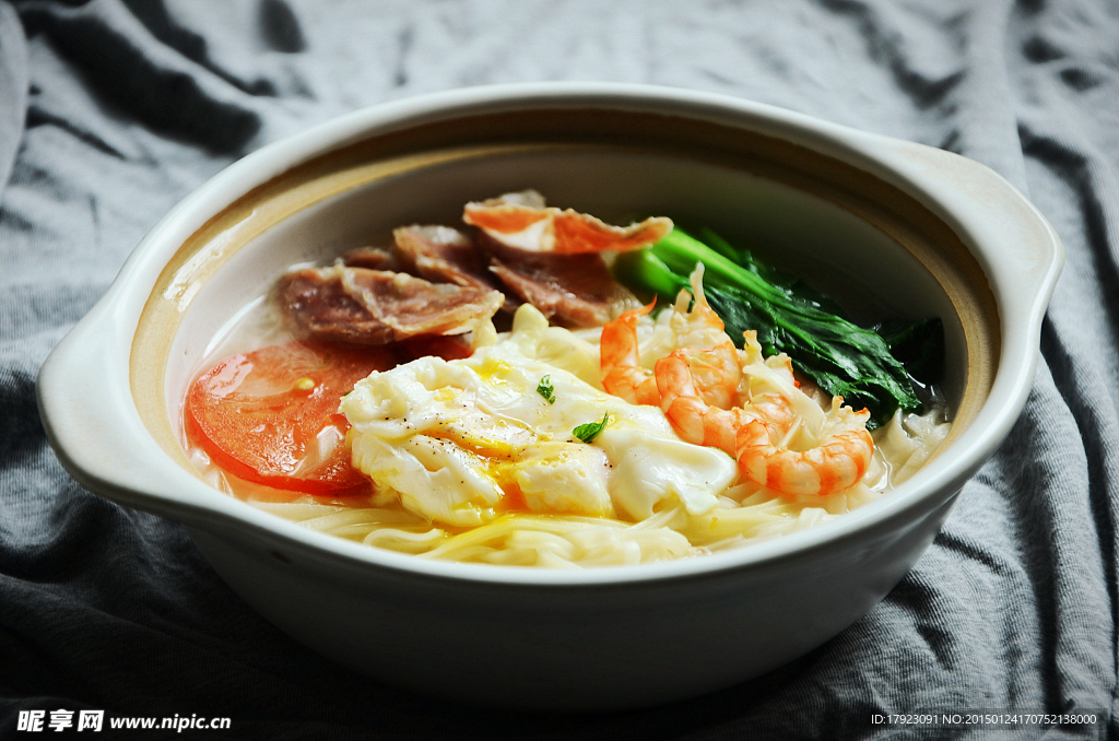 香肠虾仁青菜鸡蛋面