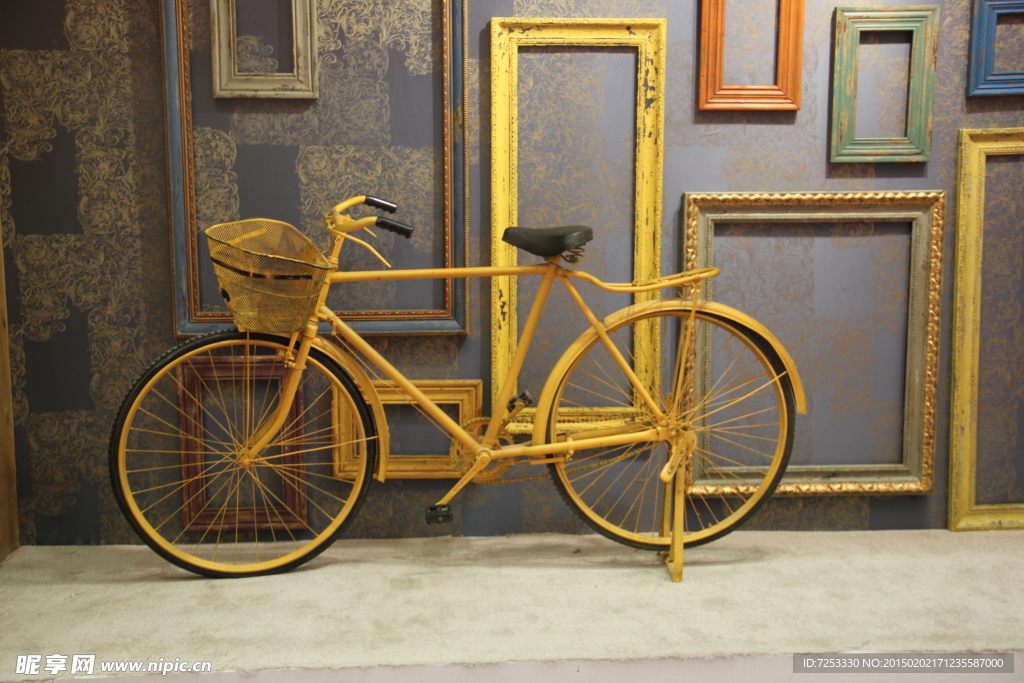 黄色复古自行车