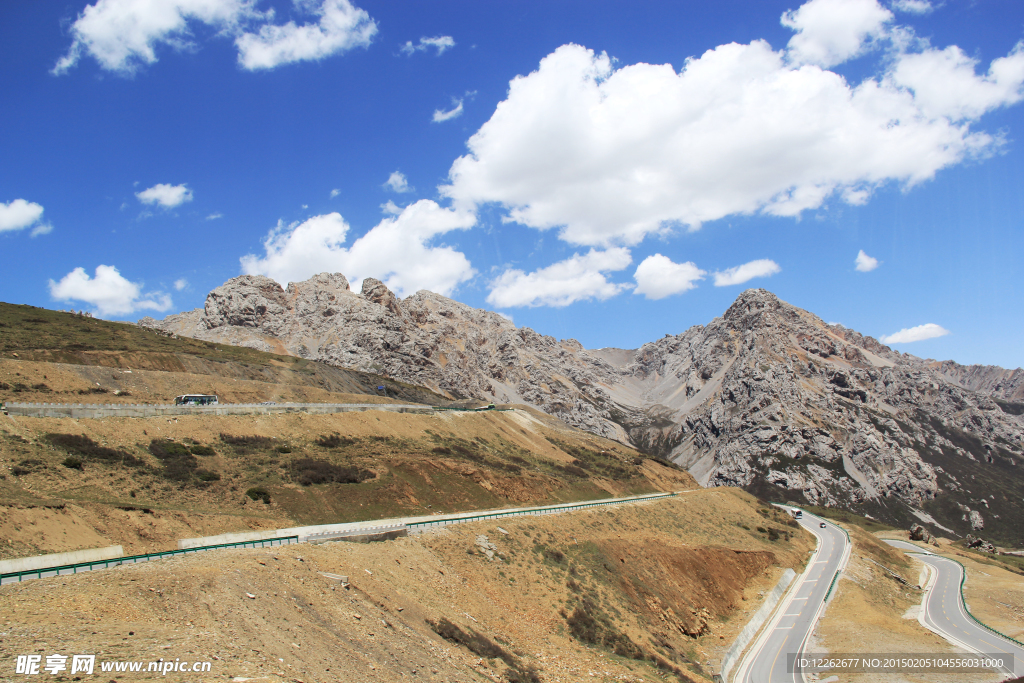 四川阿坝黄龙翻山垭口公路