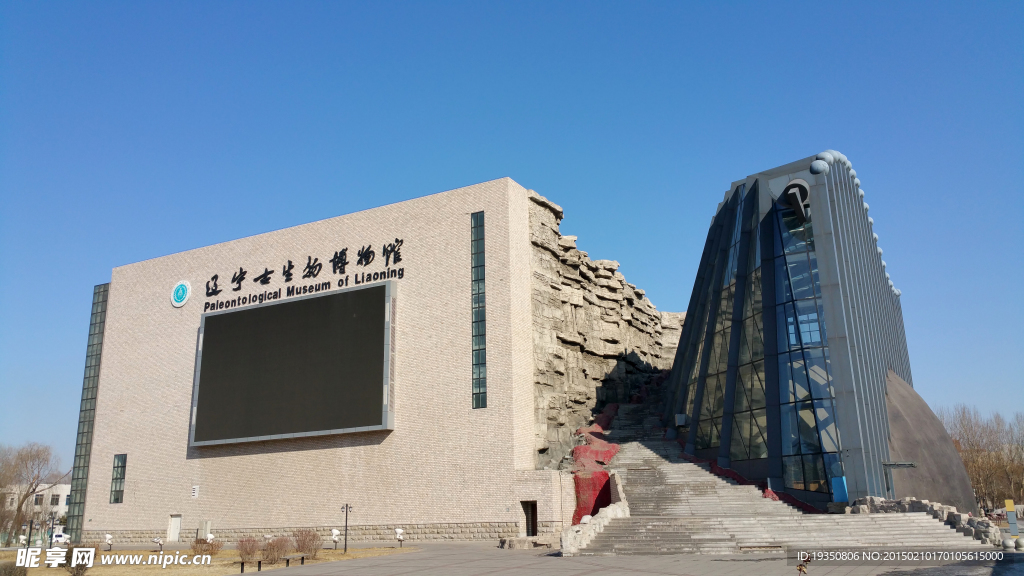 蓝天下的博物馆建筑