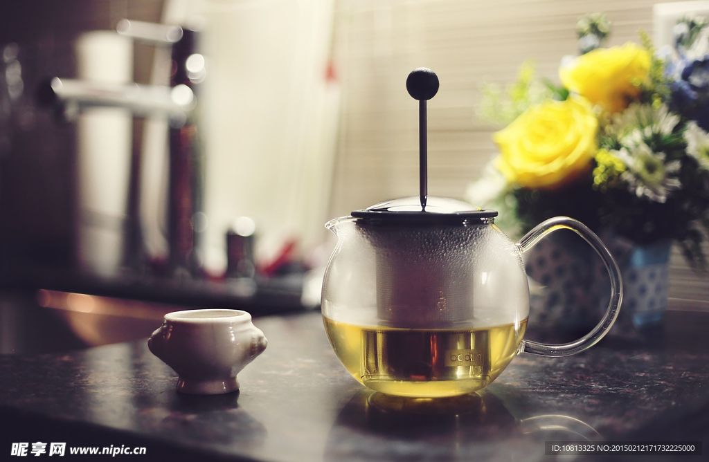 桌上的茶壶