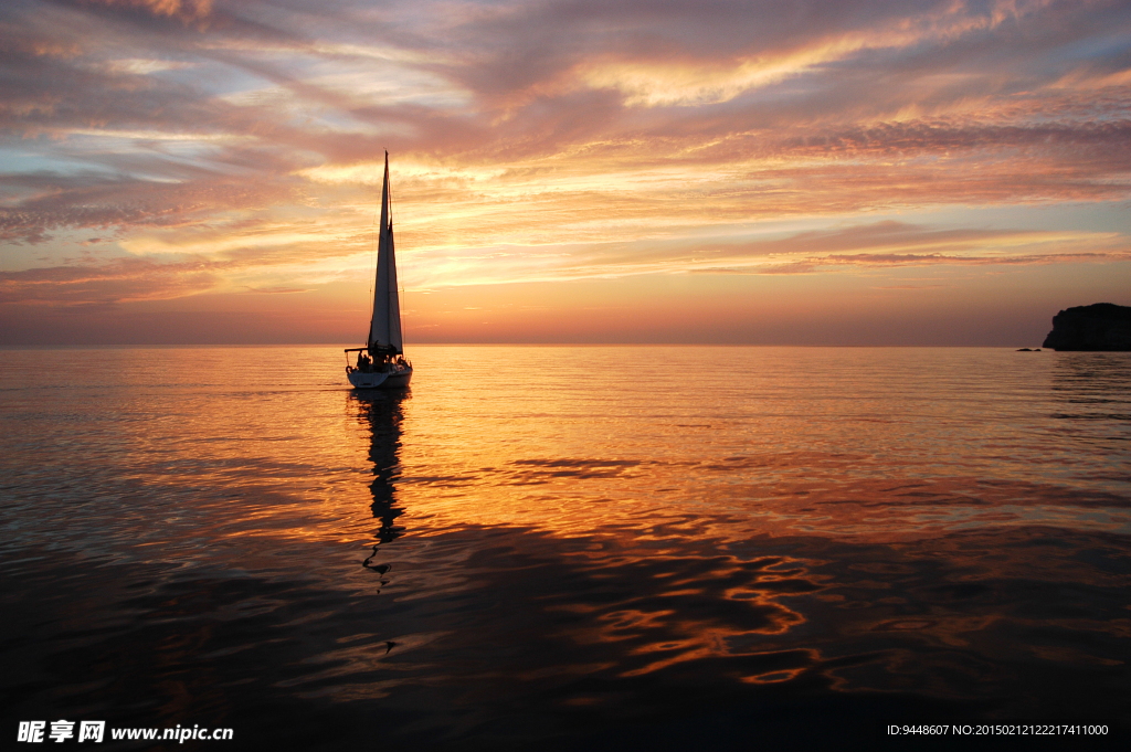 黄昏大海帆船美景图片