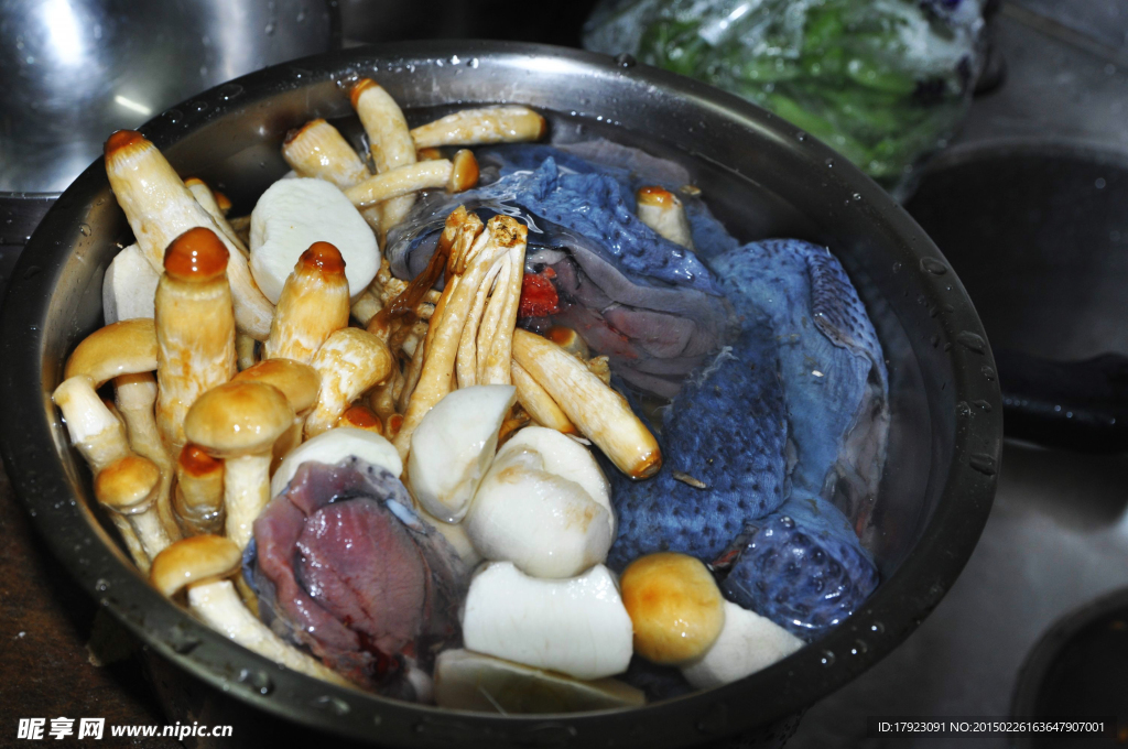 慈菇炖乌骨鸡汤