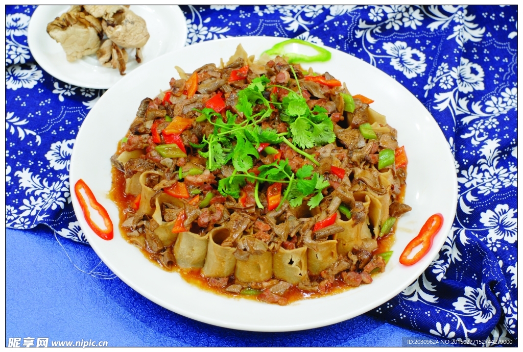 苔蘑羊肉浇油面老老