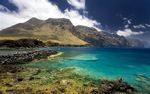 高山湖边浅滩
