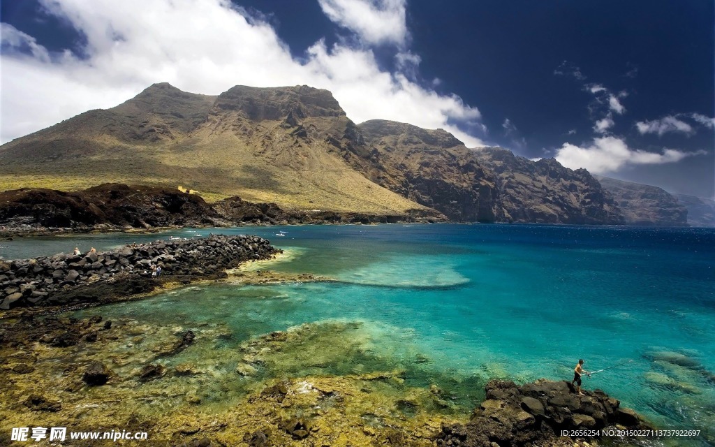 高山湖边浅滩