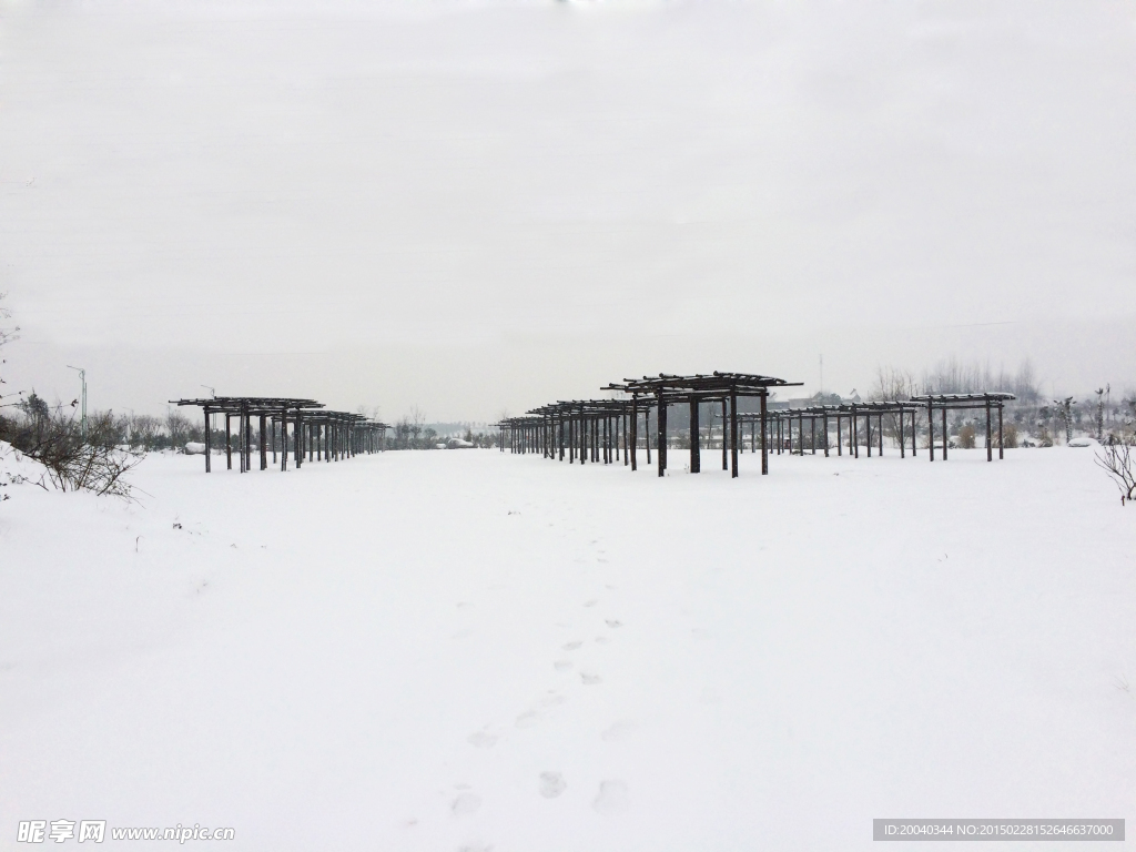 停车场雪景