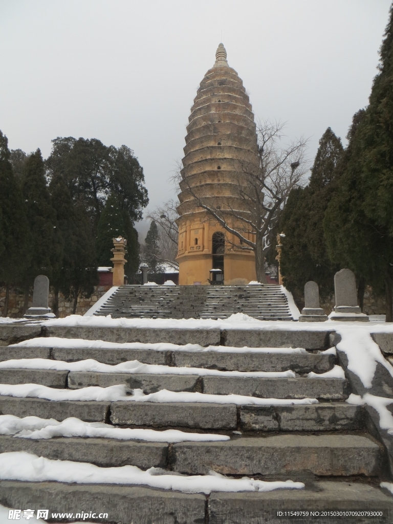 嵩岳寺塔雪景