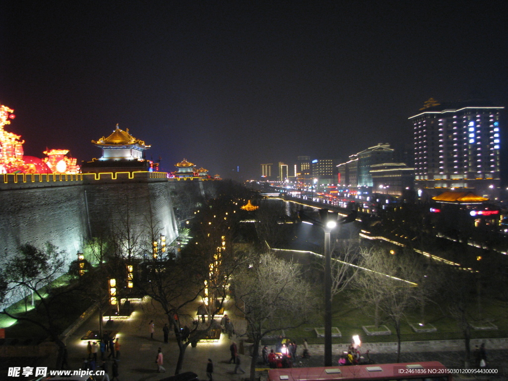 西安城墙外夜景
