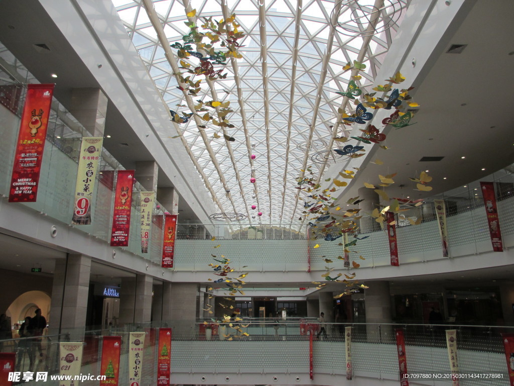 商场   创意蝴蝶吊饰