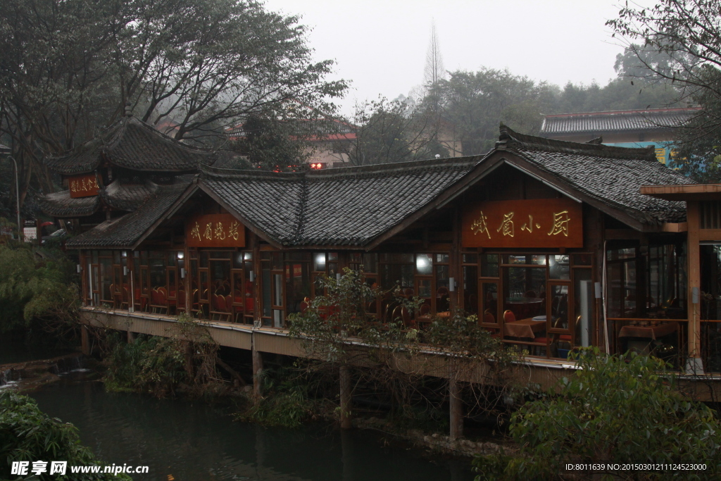 雨中峨眉山小吃街