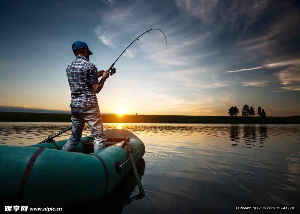 夕阳下钓鱼的男人