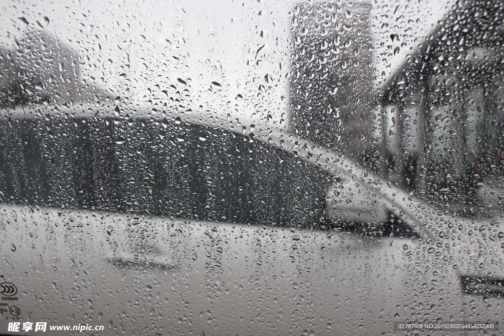 雨水玻璃窗外的车子