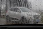 车窗外的汽车 水珠玻璃