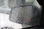 后视镜上的雨滴