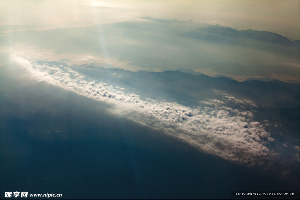 航拍云层和山脉