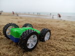 沙滩上的玩具车