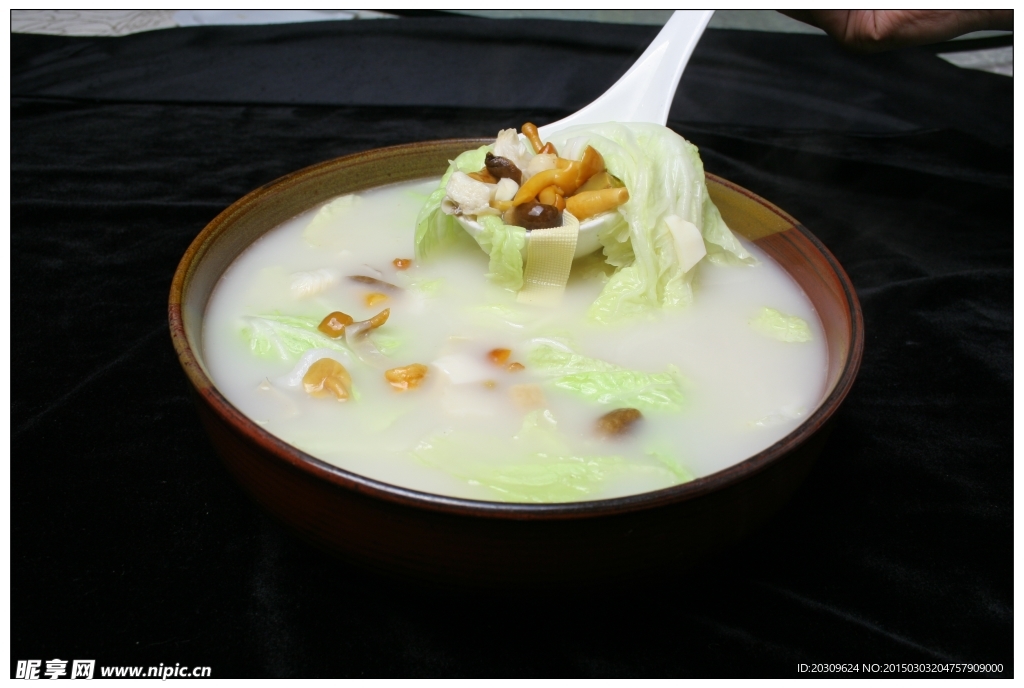 浓汤杂菌煲白菜