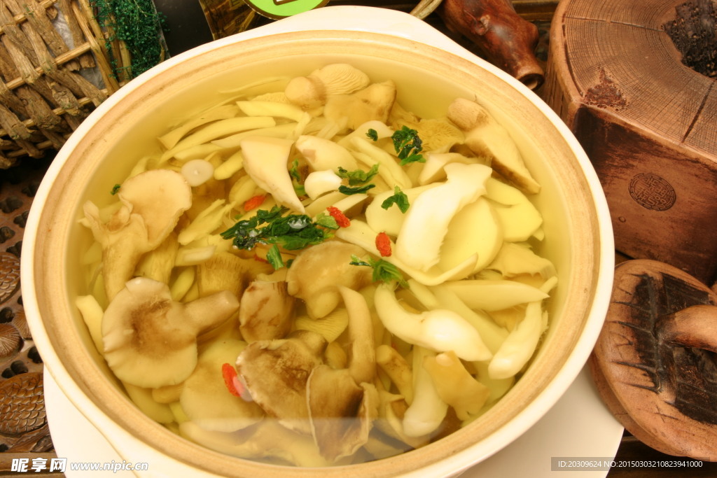 鲍鱼菇野生菌王汤煲