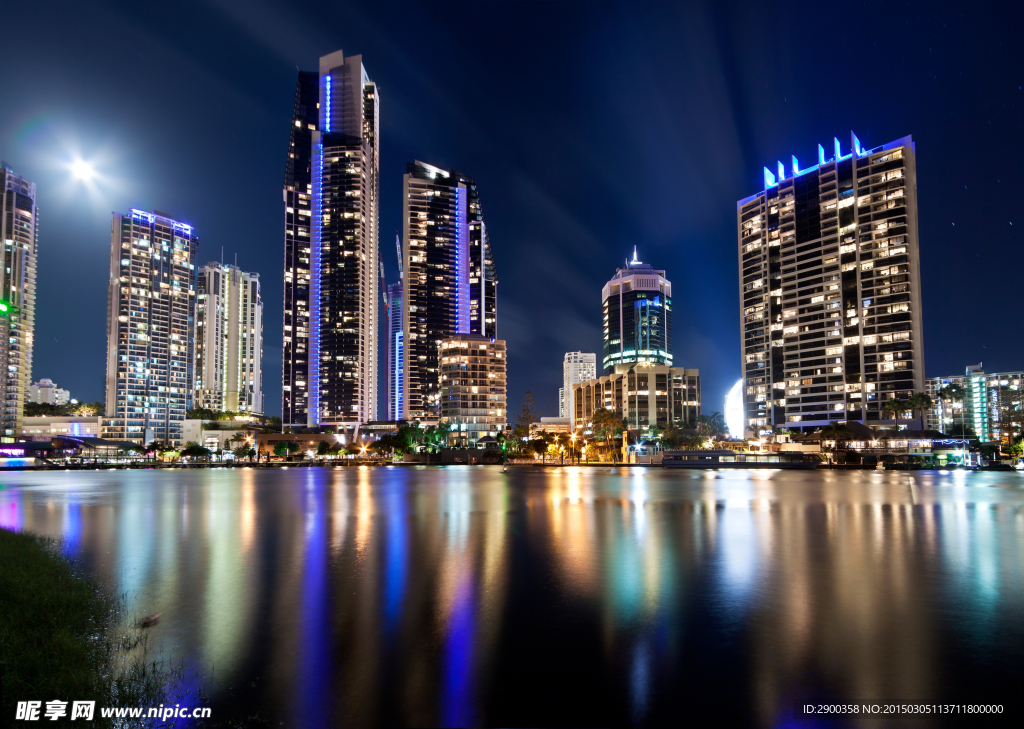 繁华的沿海都市夜景