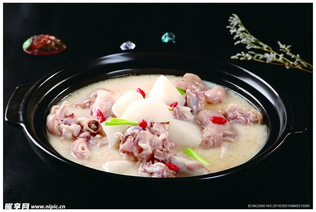 砂锅煮弯骨
