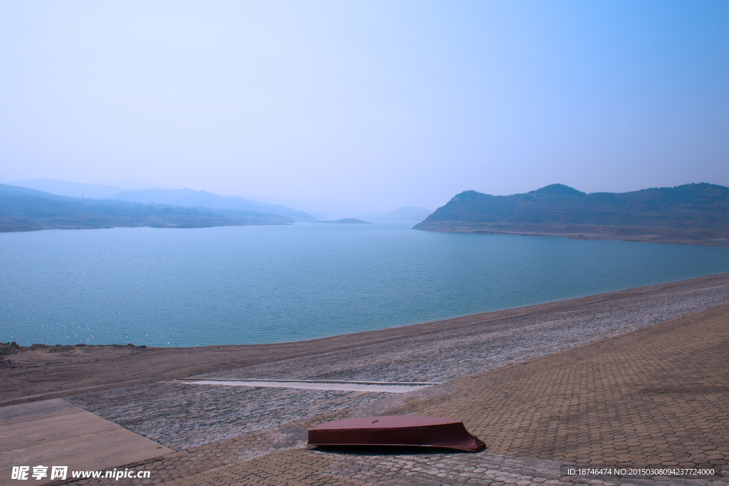 平静的湖面