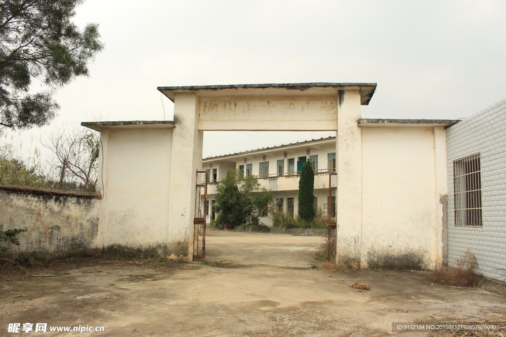 大滩小学的大门