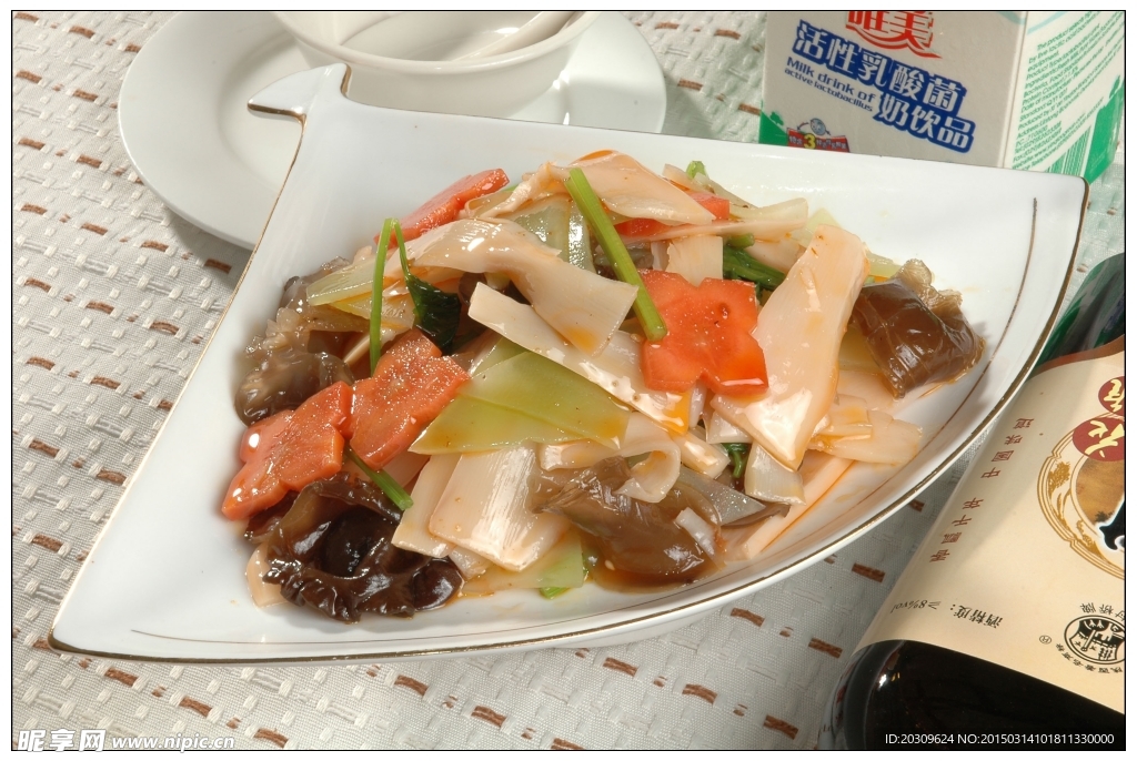 鲜笋片拌木耳