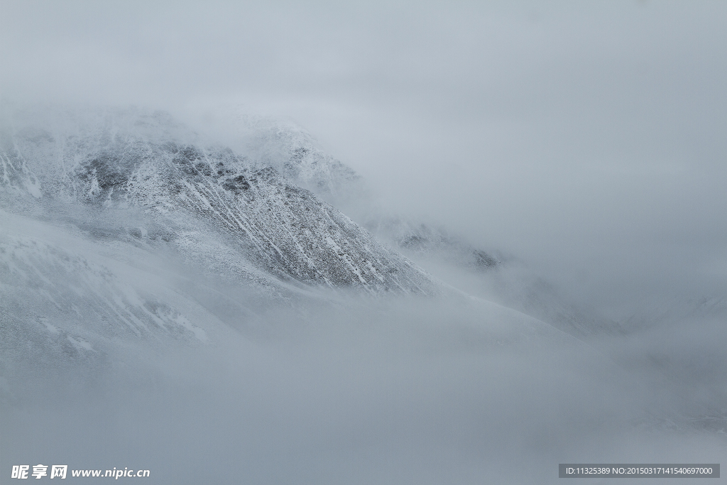 雾里雪山