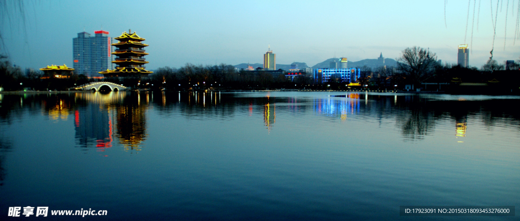 大明湖夜景