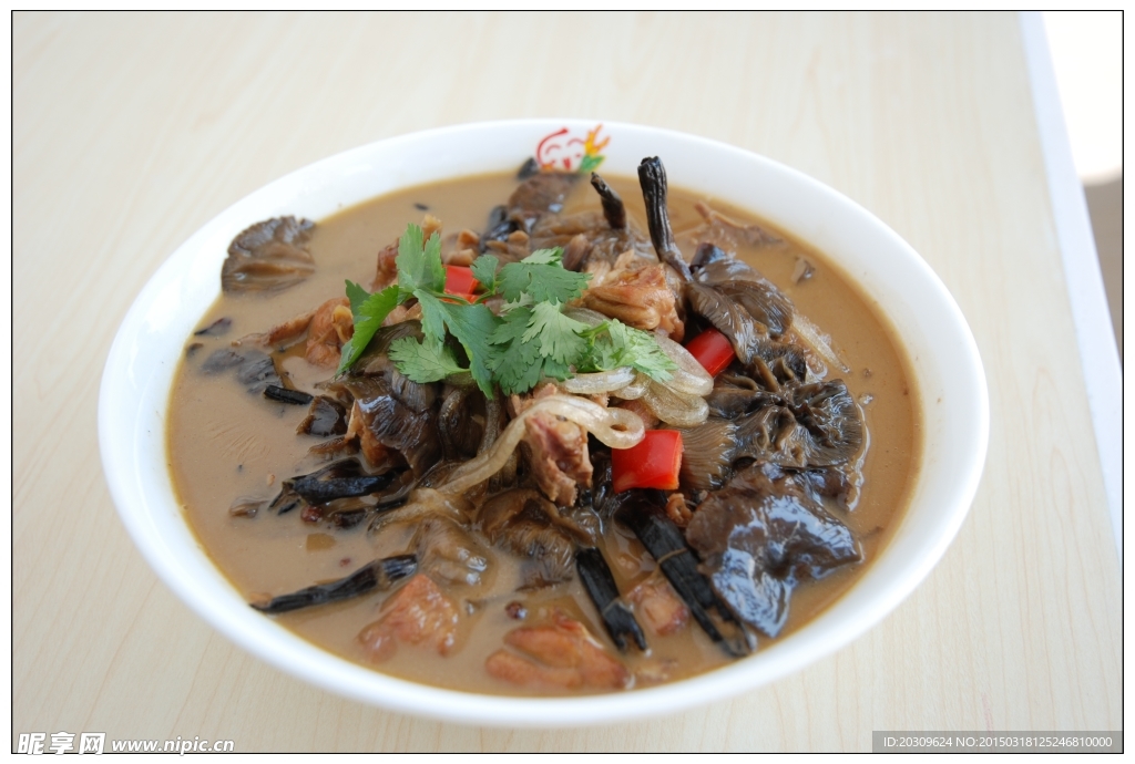 关东土鸡炖萝卜