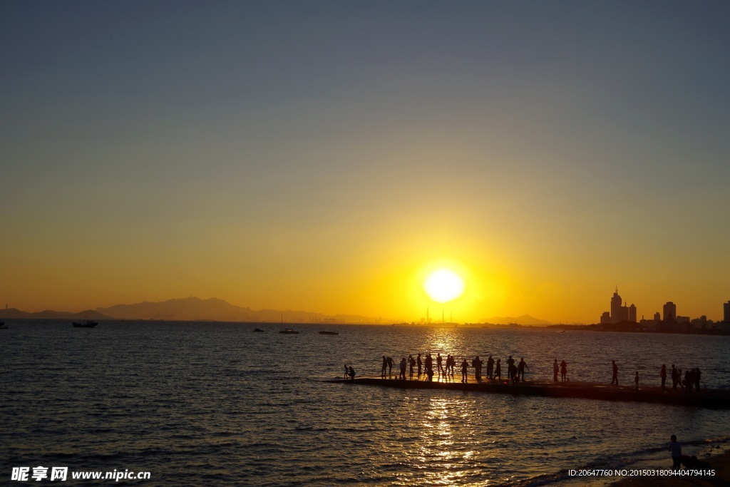 夕阳下的海边码头