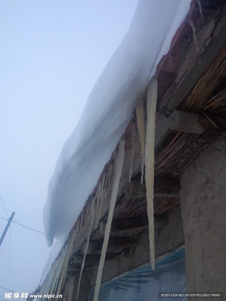 农村老屋房檐下的冰溜子