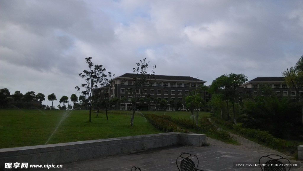 阴雨校园