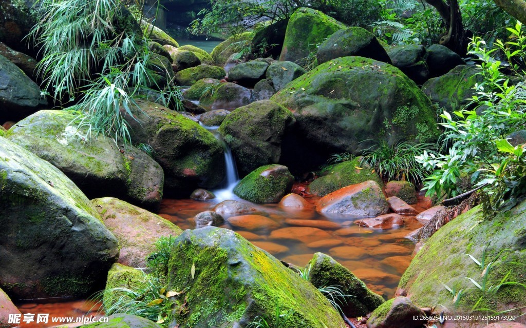 山涧清流潭水