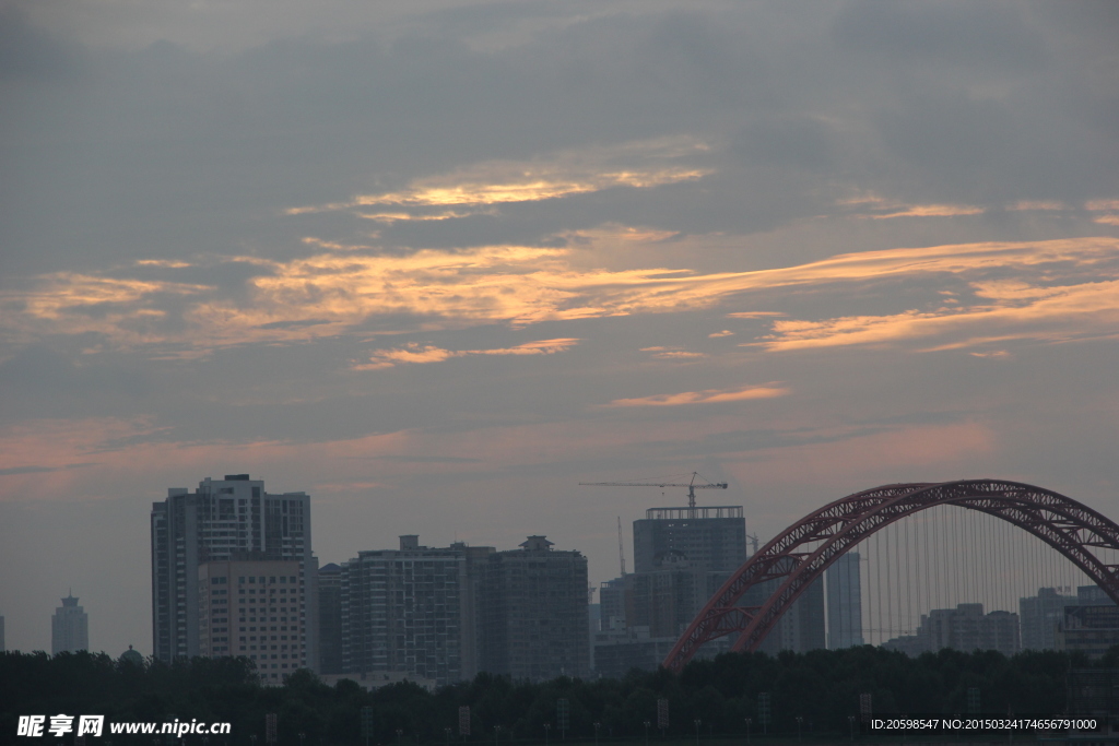 城市夕阳