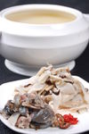 野山菌煲乌鸡汤